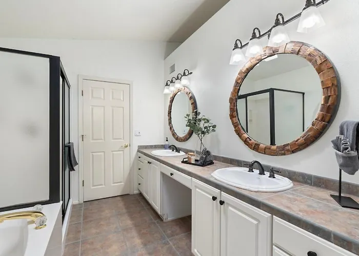 Entertainer's Dream! 7 Bedroom/4 Bath W Heated Pool & *