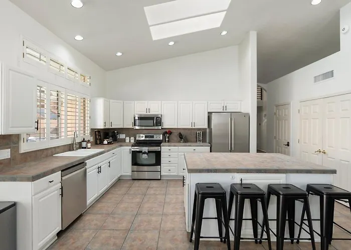Entertainer's Dream! 7 Bedroom/4 Bath W Heated Pool &