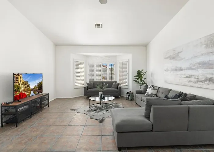 Entertainer's Dream! 7 Bedroom/4 Bath W Heated Pool & *